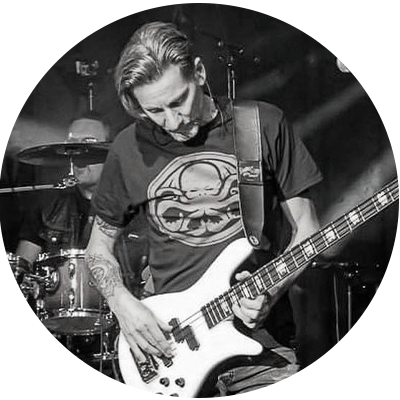 Laszlo Laszlo on bass
